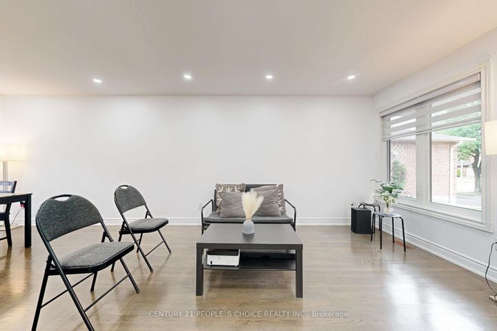 Photo 7 at 31 Dorking Drive, Heart Lake West, Brampton