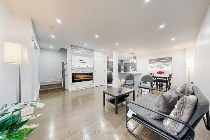 Photo 8 at 31 Dorking Drive, Heart Lake West, Brampton