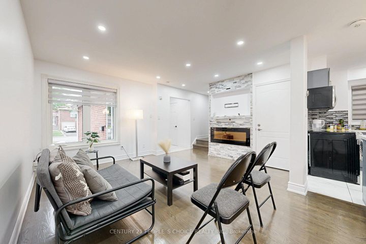 Photo 9 at 31 Dorking Drive, Heart Lake West, Brampton