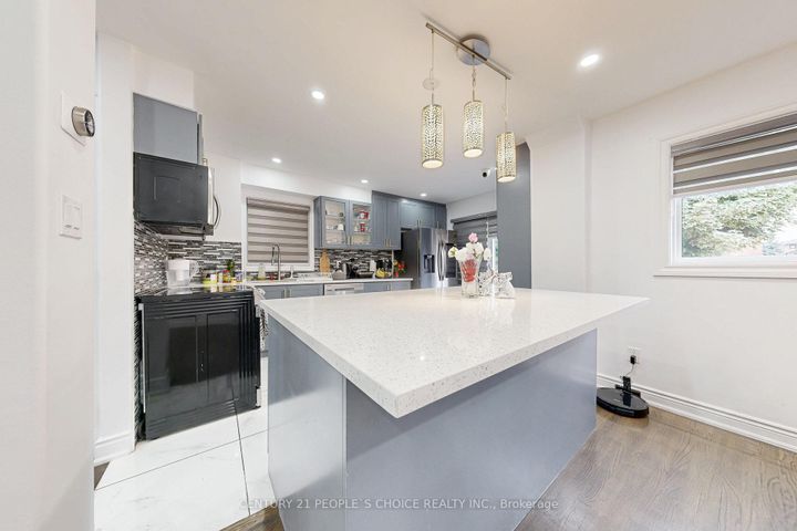 Photo 12 at 31 Dorking Drive, Heart Lake West, Brampton