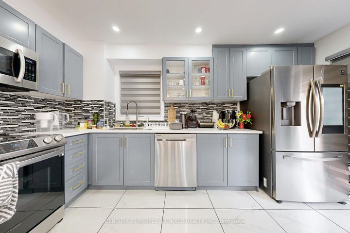 Photo 13 at 31 Dorking Drive, Heart Lake West, Brampton