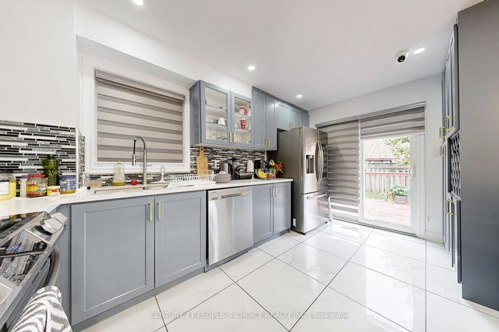 Photo 15 at 31 Dorking Drive, Heart Lake West, Brampton