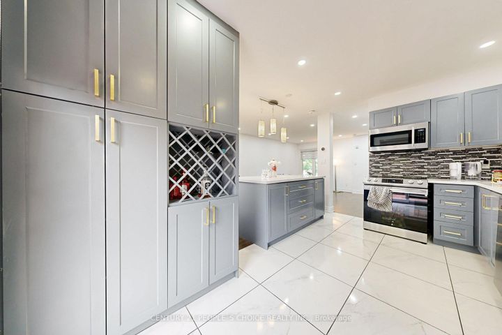 Photo 16 at 31 Dorking Drive, Heart Lake West, Brampton