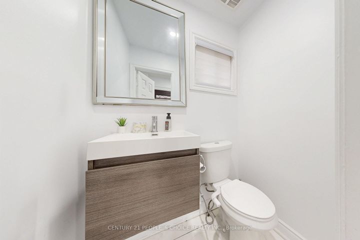 Photo 17 at 31 Dorking Drive, Heart Lake West, Brampton