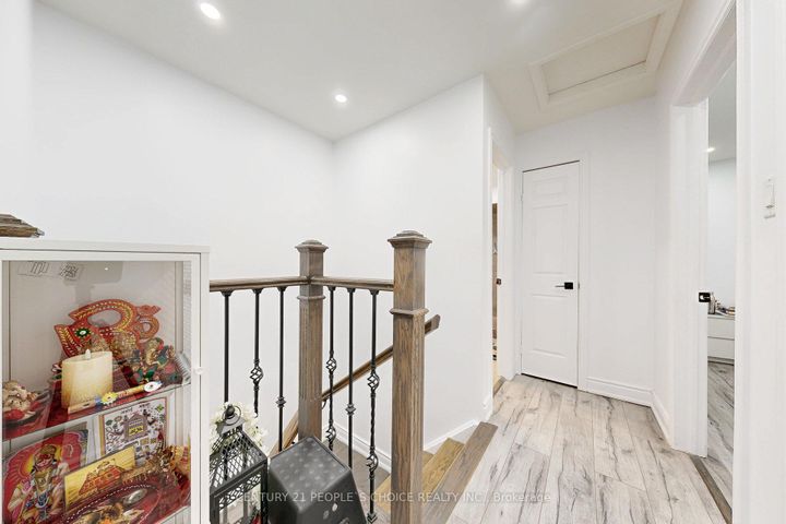 Photo 18 at 31 Dorking Drive, Heart Lake West, Brampton