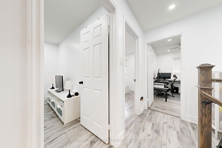 Photo 19 at 31 Dorking Drive, Heart Lake West, Brampton