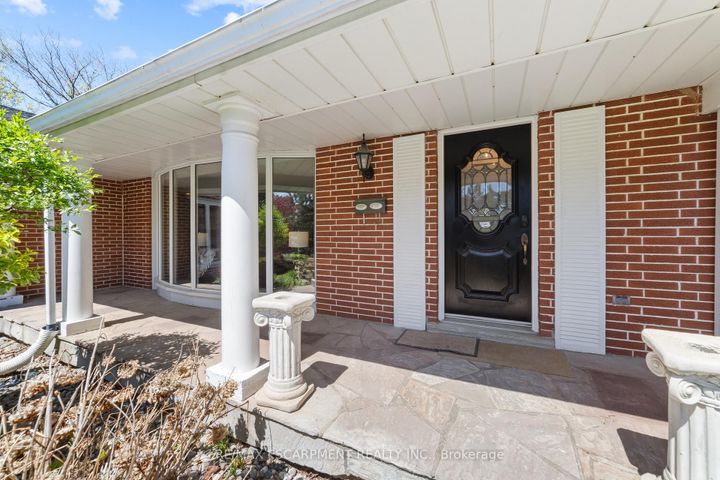 Photo 3 at 1411 Beaufort Drive, Tyandaga, Burlington