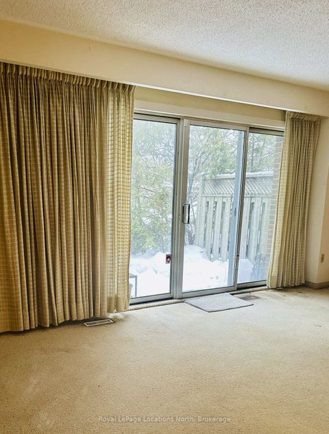 Photo 2 at 4 - 431 Military Trail Trail, Morningside, Toronto