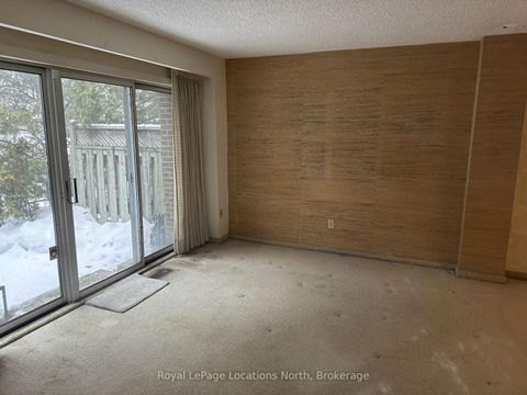 Photo 3 at 4 - 431 Military Trail Trail, Morningside, Toronto