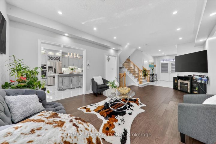 Photo 11 at 9 Invitational Road, Bram East, Brampton