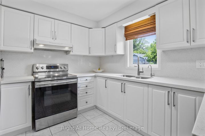 Photo 9 at 2405 Eden Valley Drive, RO River Oaks, Oakville