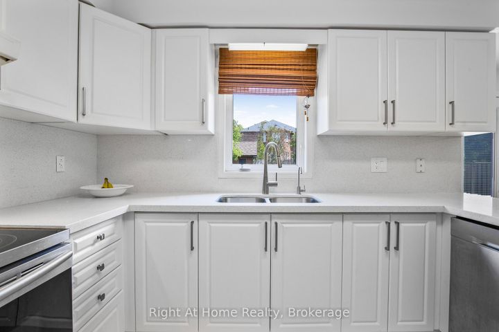 Photo 11 at 2405 Eden Valley Drive, RO River Oaks, Oakville