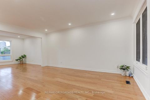 Photo 7 at 125 Green Bush Crescent, Yorkhill, Vaughan