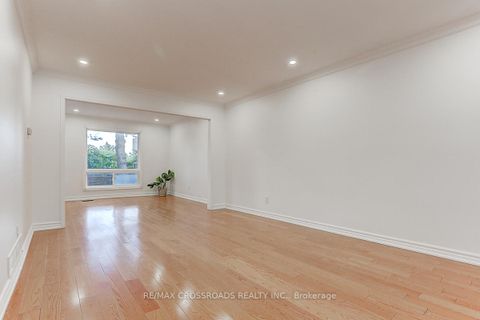 Photo 8 at 125 Green Bush Crescent, Yorkhill, Vaughan