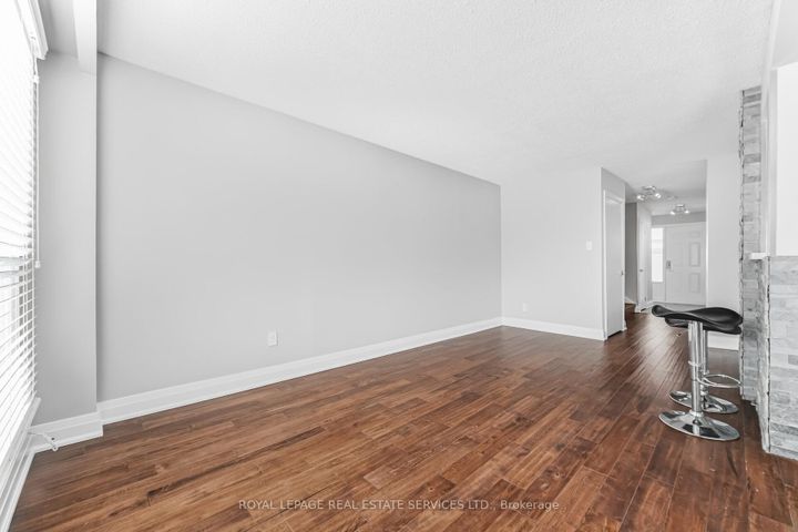 Photo 5 at 43 - 725 Vermouth Avenue, Mississauga Valleys, Mississauga