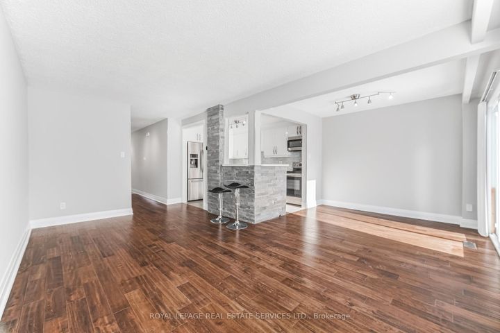Photo 7 at 43 - 725 Vermouth Avenue, Mississauga Valleys, Mississauga