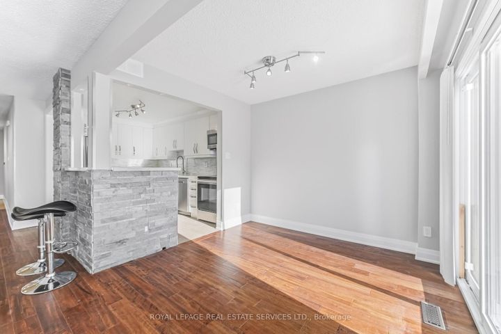 Photo 11 at 43 - 725 Vermouth Avenue, Mississauga Valleys, Mississauga