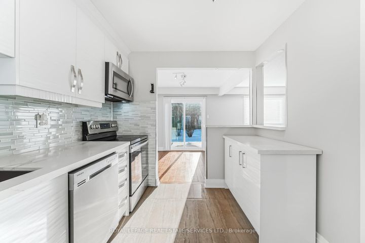 Photo 15 at 43 - 725 Vermouth Avenue, Mississauga Valleys, Mississauga