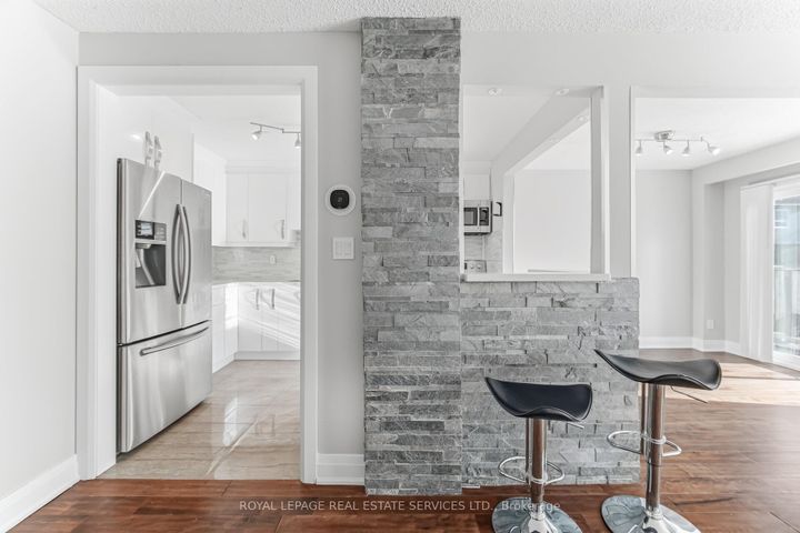 Photo 17 at 43 - 725 Vermouth Avenue, Mississauga Valleys, Mississauga