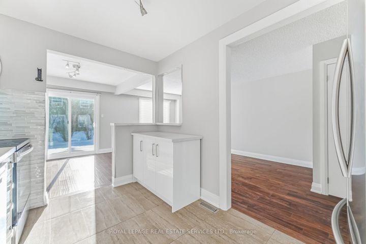 Photo 19 at 43 - 725 Vermouth Avenue, Mississauga Valleys, Mississauga