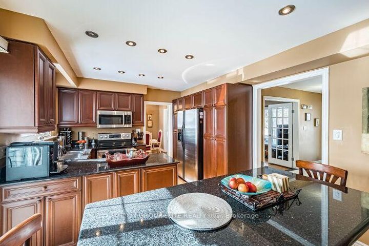 Photo 12 at 1290 Winding Trail N, Applewood, Mississauga