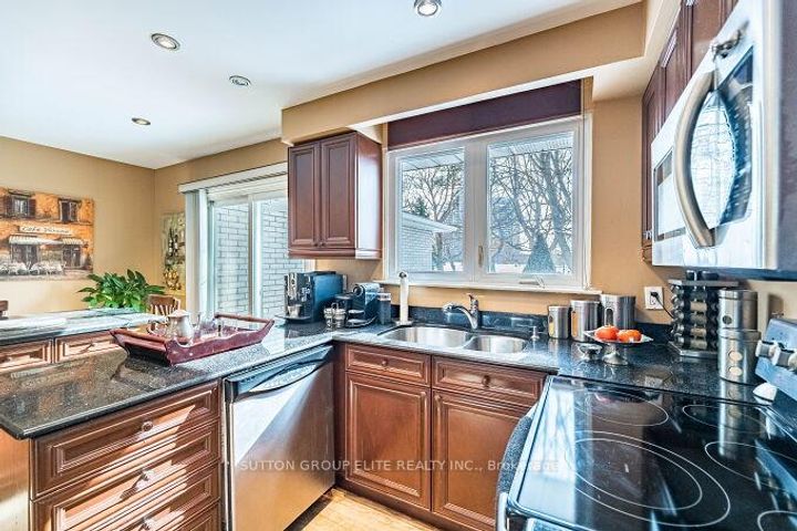 Photo 17 at 1290 Winding Trail N, Applewood, Mississauga