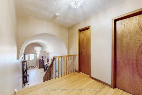 Photo 14 at 42 Banner Lane, King City, King