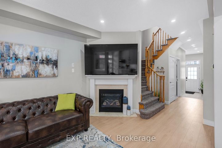 Photo 6 at 565 Foxcroft Boulevard, Wyndham, Newmarket