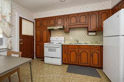 Photo 10 at 59 Ostend Avenue, Swansea, Toronto