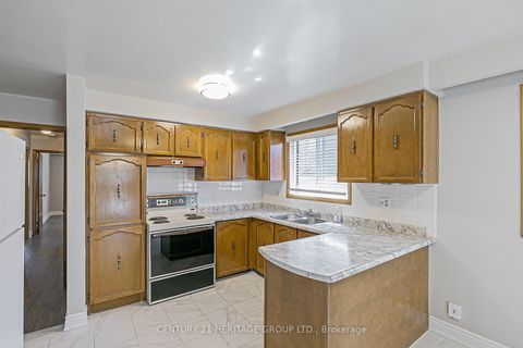 Photo 10 at 107 Hazelnut Crescent, Pleasant View, Toronto
