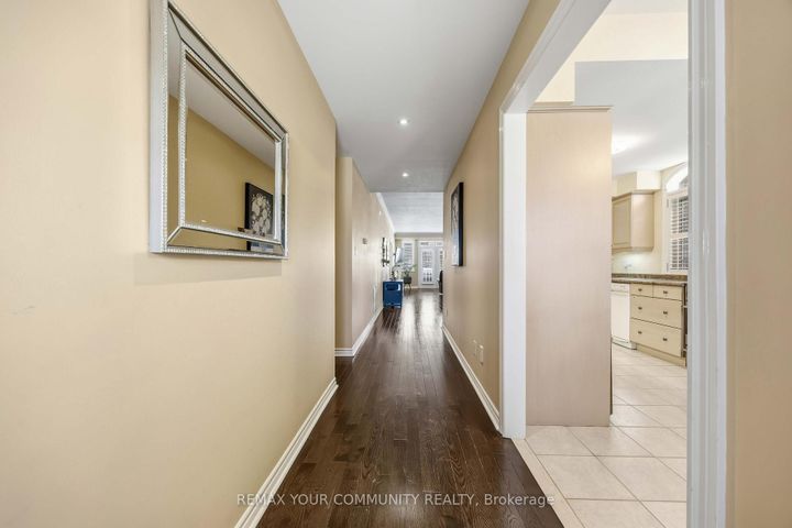 Photo 5 at 17 - 520 Silken Laumann Drive, Wyndham, Newmarket
