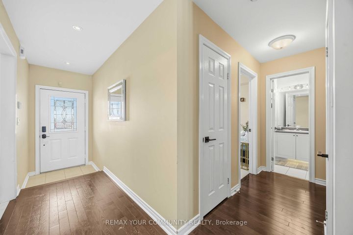 Photo 7 at 17 - 520 Silken Laumann Drive, Wyndham, Newmarket