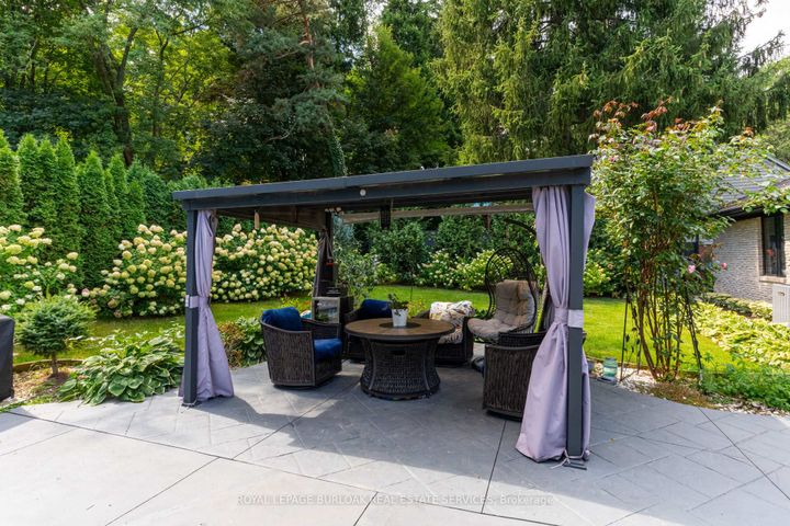 Photo 3 at 28 Stonegate Drive, Ancaster, Hamilton