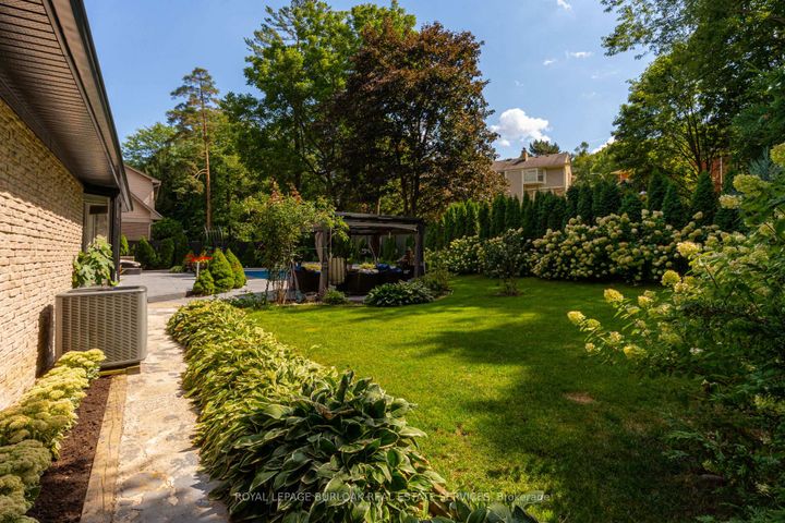 Photo 4 at 28 Stonegate Drive, Ancaster, Hamilton