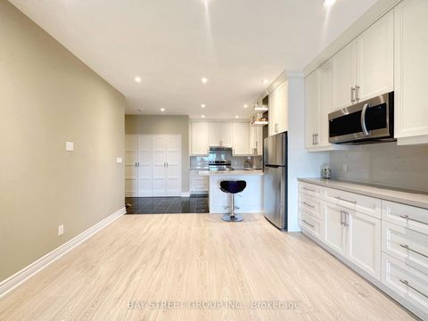 Photo 9 at 1001 - 102 Bloor Street W, Annex, Toronto