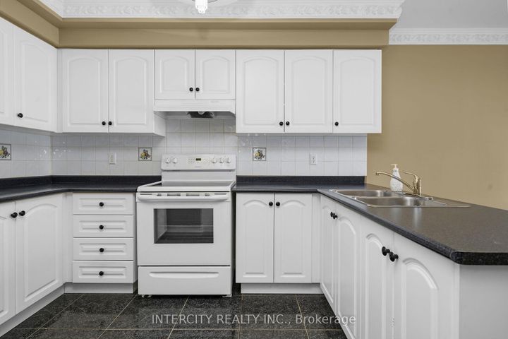 Photo 6 at 6 Noble Prince Place, Sonoma Heights, Vaughan