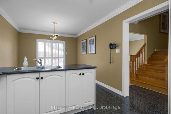 Photo 8 at 6 Noble Prince Place, Sonoma Heights, Vaughan