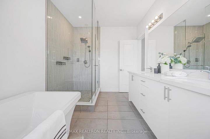 Photo 31 at 15 Current Drive, Rural Richmond Hill, Richmond Hill