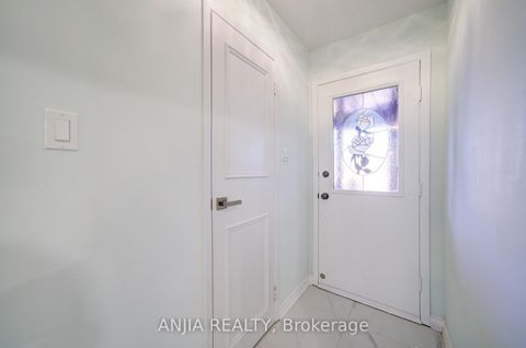 Photo 7 at 83 McClintock Crescent, Lakeview Estates, Vaughan