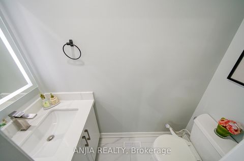 Photo 8 at 83 McClintock Crescent, Lakeview Estates, Vaughan