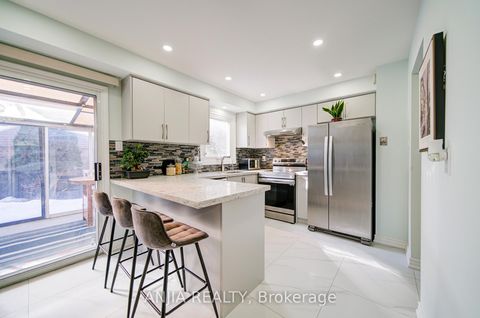 Photo 11 at 83 McClintock Crescent, Lakeview Estates, Vaughan