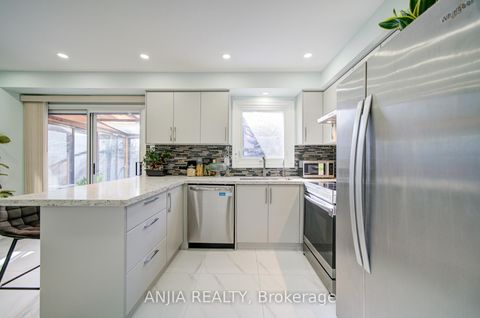 Photo 12 at 83 McClintock Crescent, Lakeview Estates, Vaughan