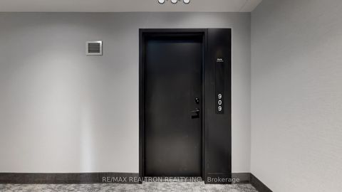 Photo 4 at 909 - 185 Deerfield Road, Central Newmarket, Newmarket