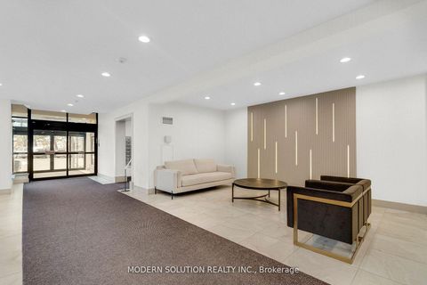 Photo 3 at 426 - 32 Clarissa Drive, Harding, Richmond Hill