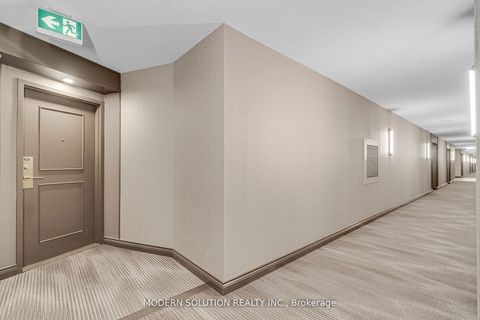 Photo 5 at 426 - 32 Clarissa Drive, Harding, Richmond Hill