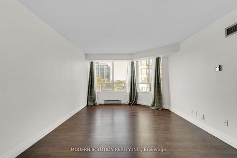 Photo 10 at 426 - 32 Clarissa Drive, Harding, Richmond Hill