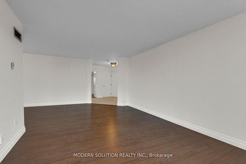 Photo 11 at 426 - 32 Clarissa Drive, Harding, Richmond Hill