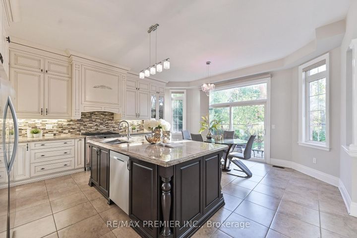 Photo 7 at 64 Heintzman Crescent, Patterson, Vaughan