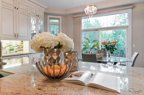 Photo 10 at 64 Heintzman Crescent, Patterson, Vaughan