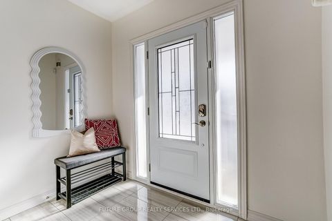 Photo 3 at 72 Camino Drive, Vellore Village, Vaughan